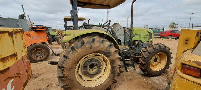 Trator agrícola CLAAS 230 · Viana