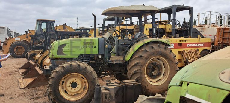 Trator agrícola CLAAS 230 · Viana