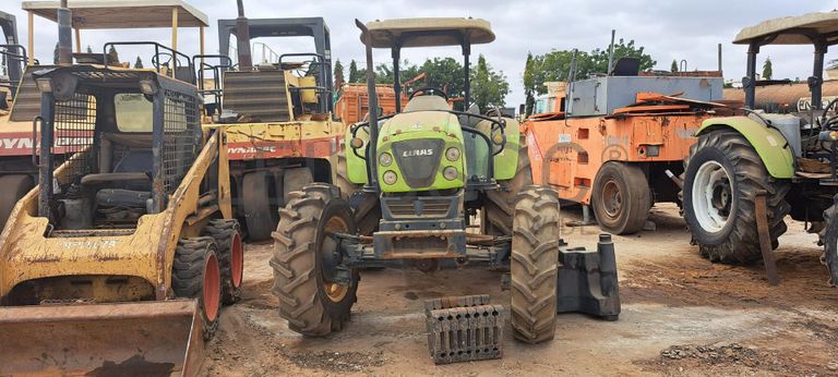 Trator agrícola CLAAS 230 · Viana
