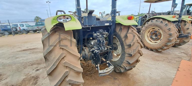 Trator agrícola CLAAS 230 · Viana