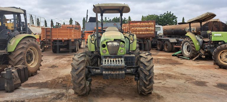 Trator agrícola CLAAS 230 · Viana