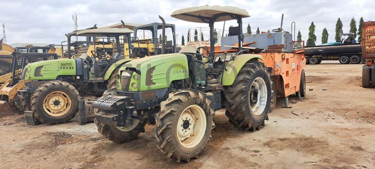 Trator agrícola CLAAS 230 · Viana