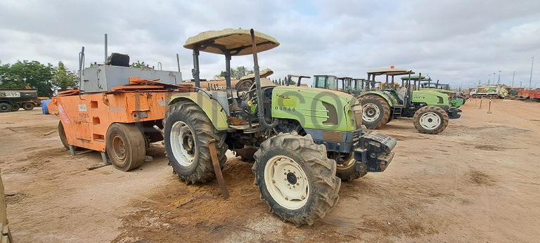 Trator agrícola CLAAS 230 · Viana