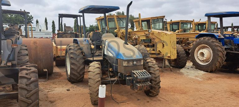 Trator agrícola NEW HOLLAND TL75E · Viana