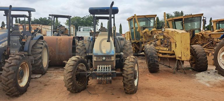 Trator agrícola NEW HOLLAND TL75E · Viana