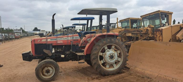 Trator agrícola MASSEY FERGUSON MF-425 · Viana