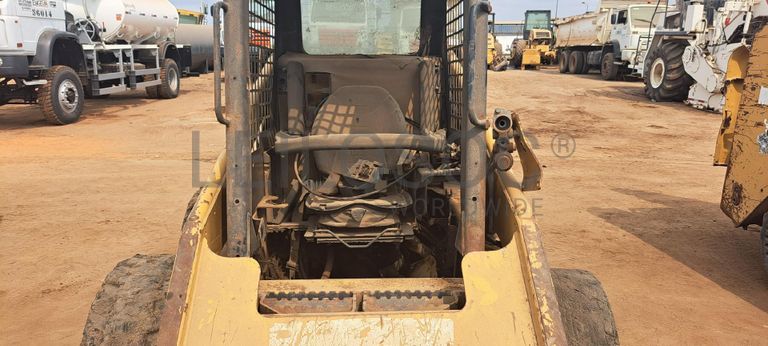 Mini pá CATERPILLAR 226B · Viana