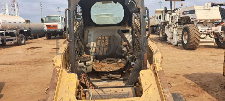 Mini pá carregadora CATERPILLAR 246C · Viana