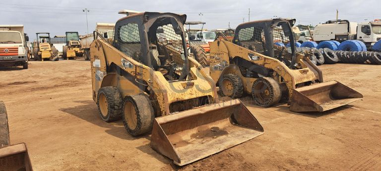 Mini pá carregadora CATERPILLAR 246C · Viana