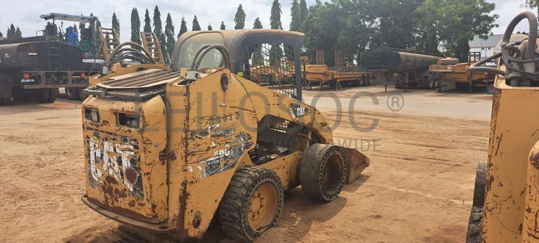 Mini pá carregadora CATERPILLAR 246C · Viana