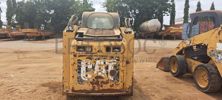 Mini pá carregadora CATERPILLAR 246C · Viana