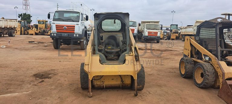 Mini pá carregadora CATERPILLAR 246C · Viana