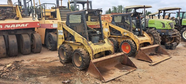 Mini pá carregadora CATERPILLAR 246C · Viana