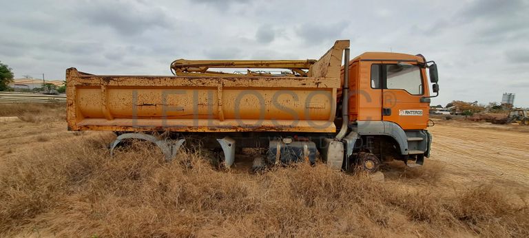 Camião basculante MAN · Belas