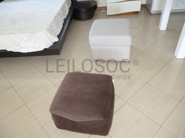 Sofá, pufs e mesas de centro