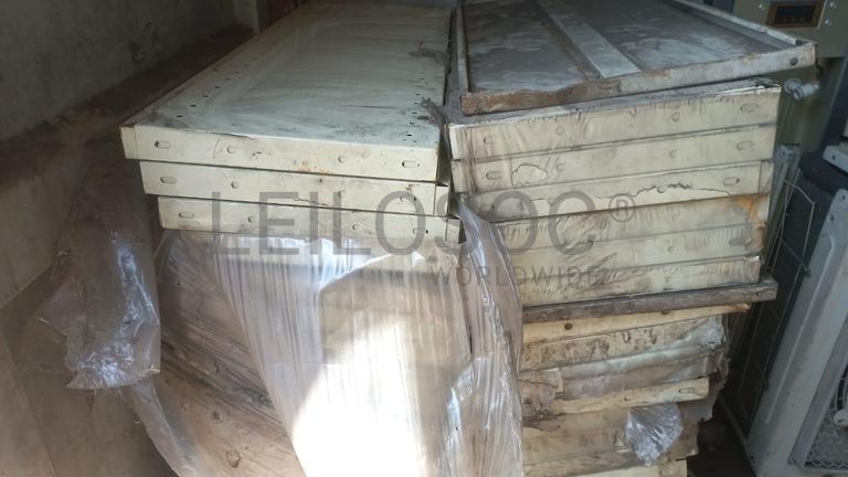 Pranchas metálicas + Mobiliario de escritorio + Mobiliário de escritório + Mobiliário de escritório + Armários metálicos + Mobiliário de escritório + Mobiliário de escritório + Mobiliário de escritório + Mobiliário de escritório + Ar Condicionado + Mobiliário de escritório + Diversos + Diversos + Pastas de arquivo + Contentor de 40P ·