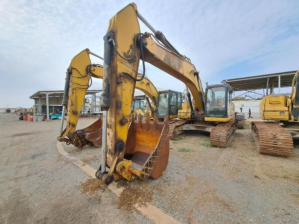 Escavadora (20 Ton.) CATERPILLAR 320D · Viana