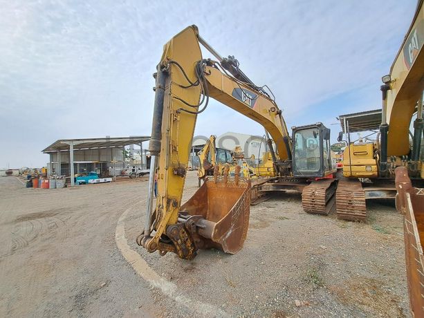 Escavadora (25 Ton.) CATERPILLAR 323D L · Viana