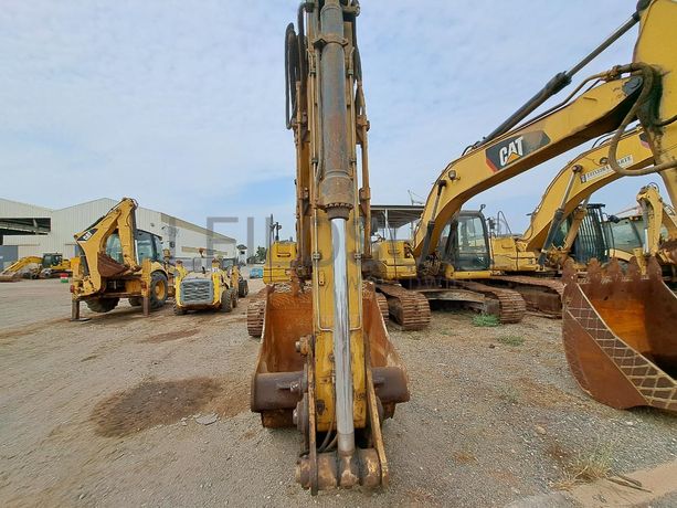 Escavadora (25 Ton.) CATERPILLAR 323D L · Viana