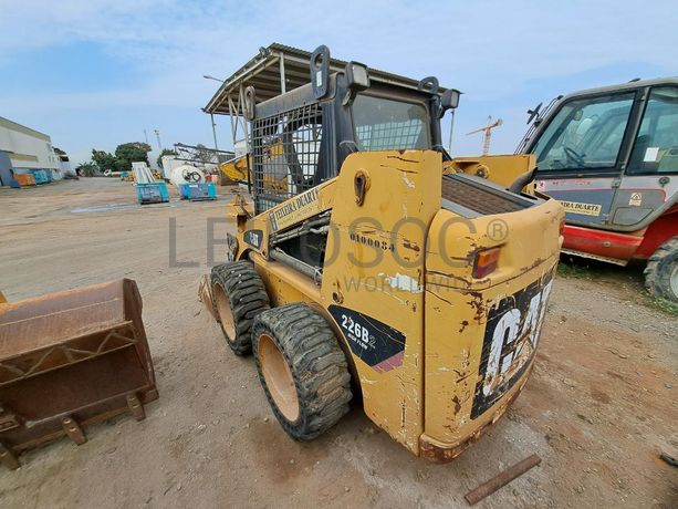 Mini pá carregadora (3 Ton.) CATERPILLAR 226B · Viana