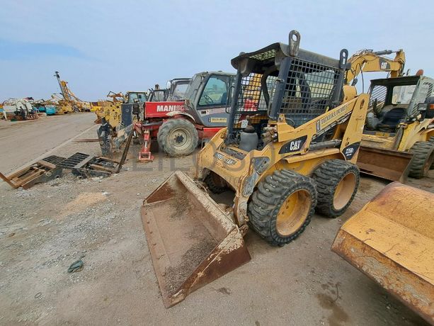 Mini pá carregadora (3 Ton.) CATERPILLAR 226B · Viana