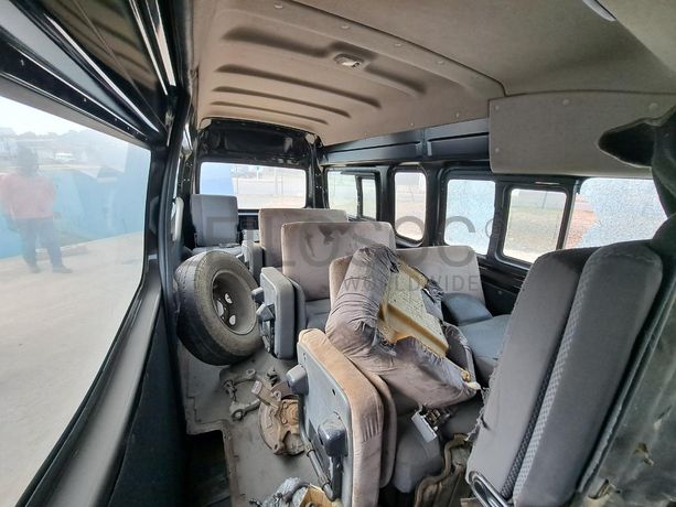 Miniautocarro NISSAN URVAN · Viana