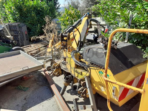 Trator Agrícola com Limpa Bermas