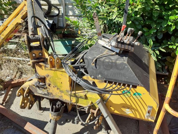 Trator Agrícola com Limpa Bermas