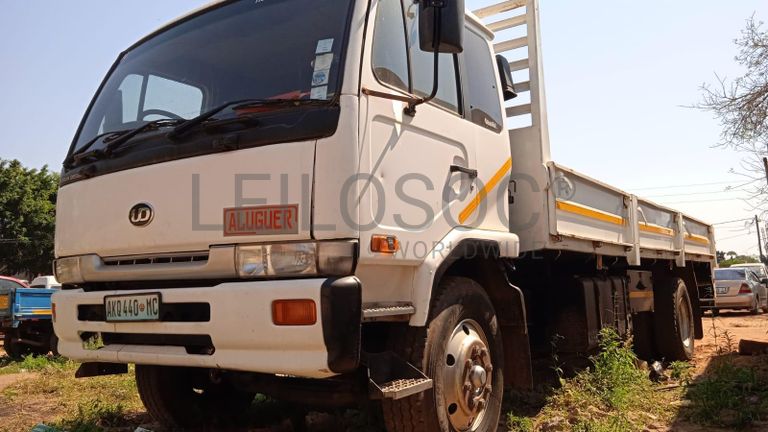 Camião Nissan UD 520 ·