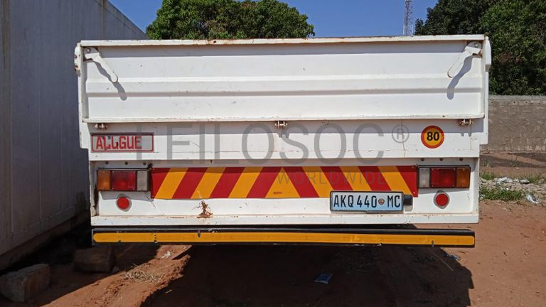 Camião Nissan UD 520 ·