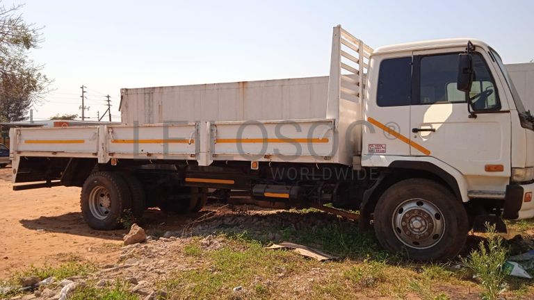 Camião Nissan UD 520 ·