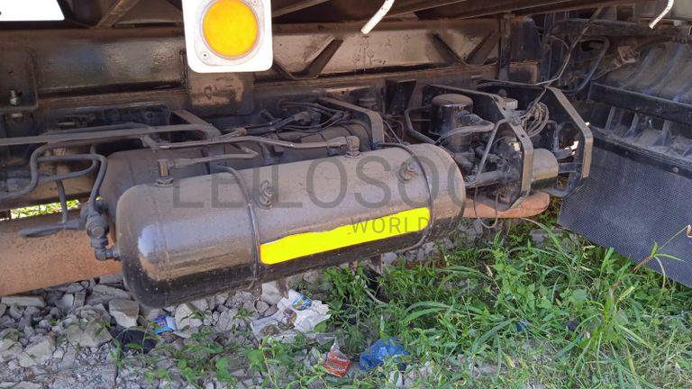 Camião Nissan UD 520 ·