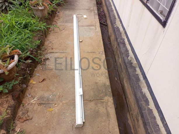 Tela elétrica para projeção. ·