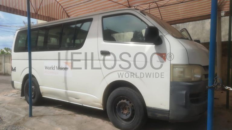 Minibus de marca Toyota Hiace ·