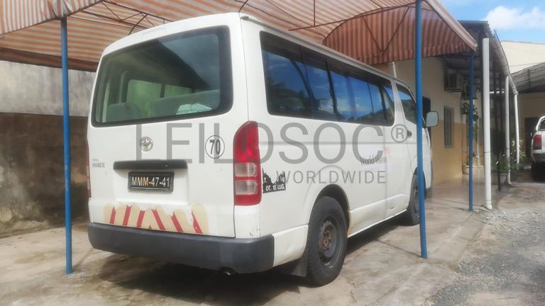 Minibus de marca Toyota Hiace ·