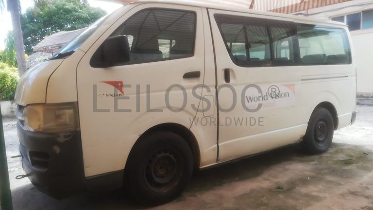 Minibus de marca Toyota Hiace ·