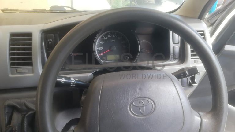 Minibus de marca Toyota Hiace ·