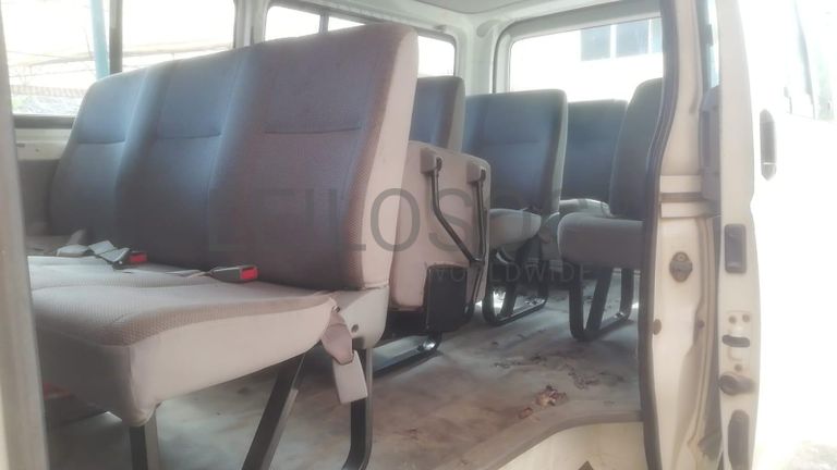 Minibus de marca Toyota Hiace ·