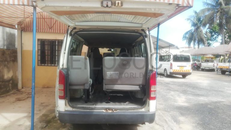 Minibus de marca Toyota Hiace ·