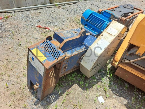 MAQ.MOLDAR FERRO · Viana