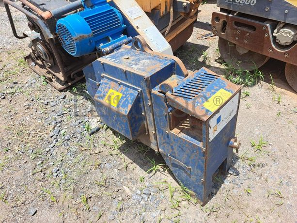 MAQ.MOLDAR FERRO · Viana