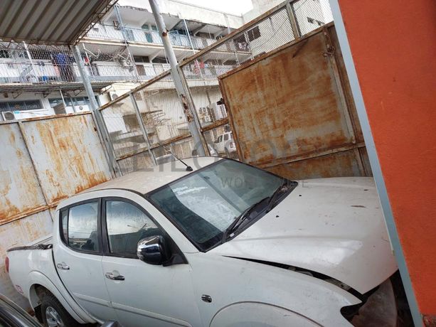 Mitsubishi Triton ·