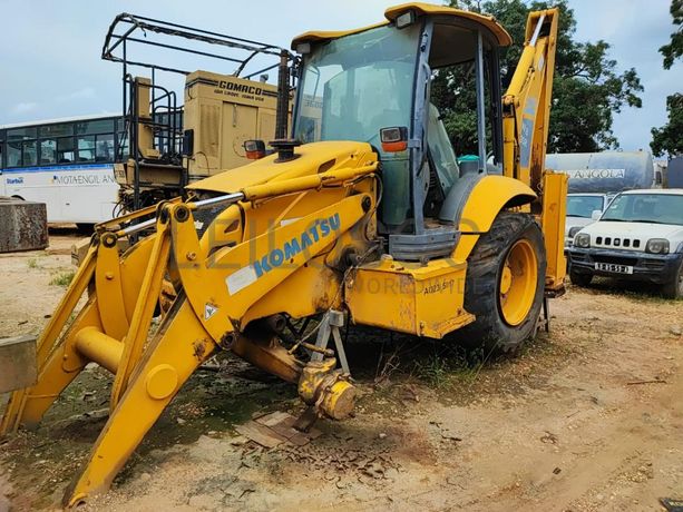 Retroescavadora KOMATSU WB93R-5 · CABINDA