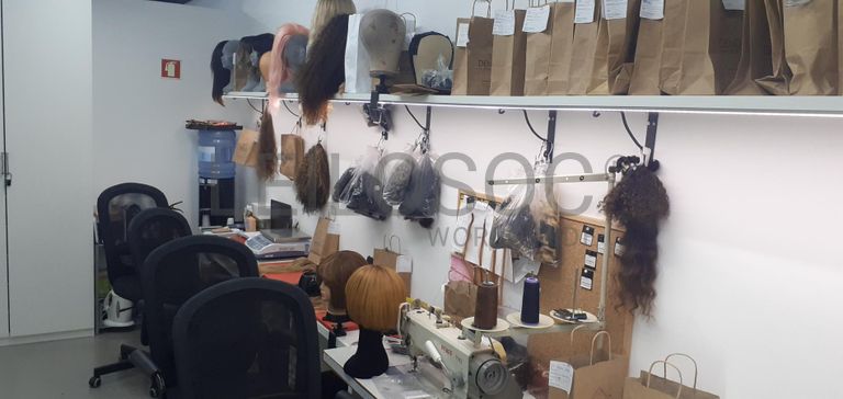 Stock de cabelo, perucas, linhas e tintas de cabelo · Mobiliário · Equipamentos · Indústria de Cabeleireiros