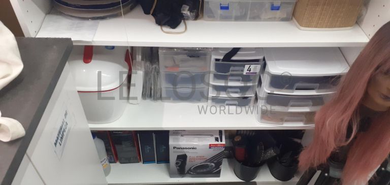 Stock de cabelo, perucas, linhas e tintas de cabelo · Mobiliário · Equipamentos · Indústria de Cabeleireiros