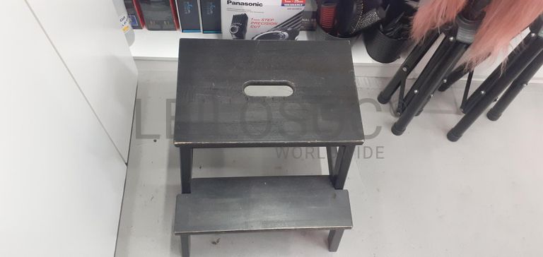 Stock de cabelo, perucas, linhas e tintas de cabelo · Mobiliário · Equipamentos · Indústria de Cabeleireiros