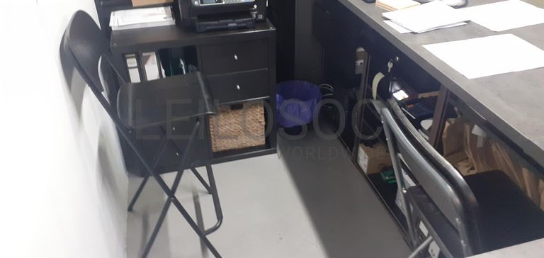 Stock de cabelo, perucas, linhas e tintas de cabelo · Mobiliário · Equipamentos · Indústria de Cabeleireiros