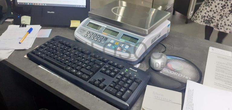 Stock de cabelo, perucas, linhas e tintas de cabelo · Mobiliário · Equipamentos · Indústria de Cabeleireiros