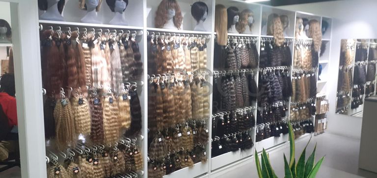 Stock de cabelo, perucas, linhas e tintas de cabelo · Mobiliário · Equipamentos · Indústria de Cabeleireiros