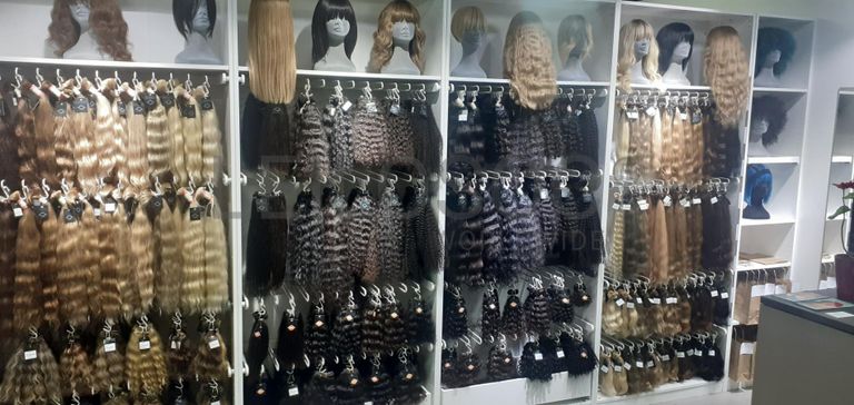 Stock de cabelo, perucas, linhas e tintas de cabelo · Mobiliário · Equipamentos · Indústria de Cabeleireiros